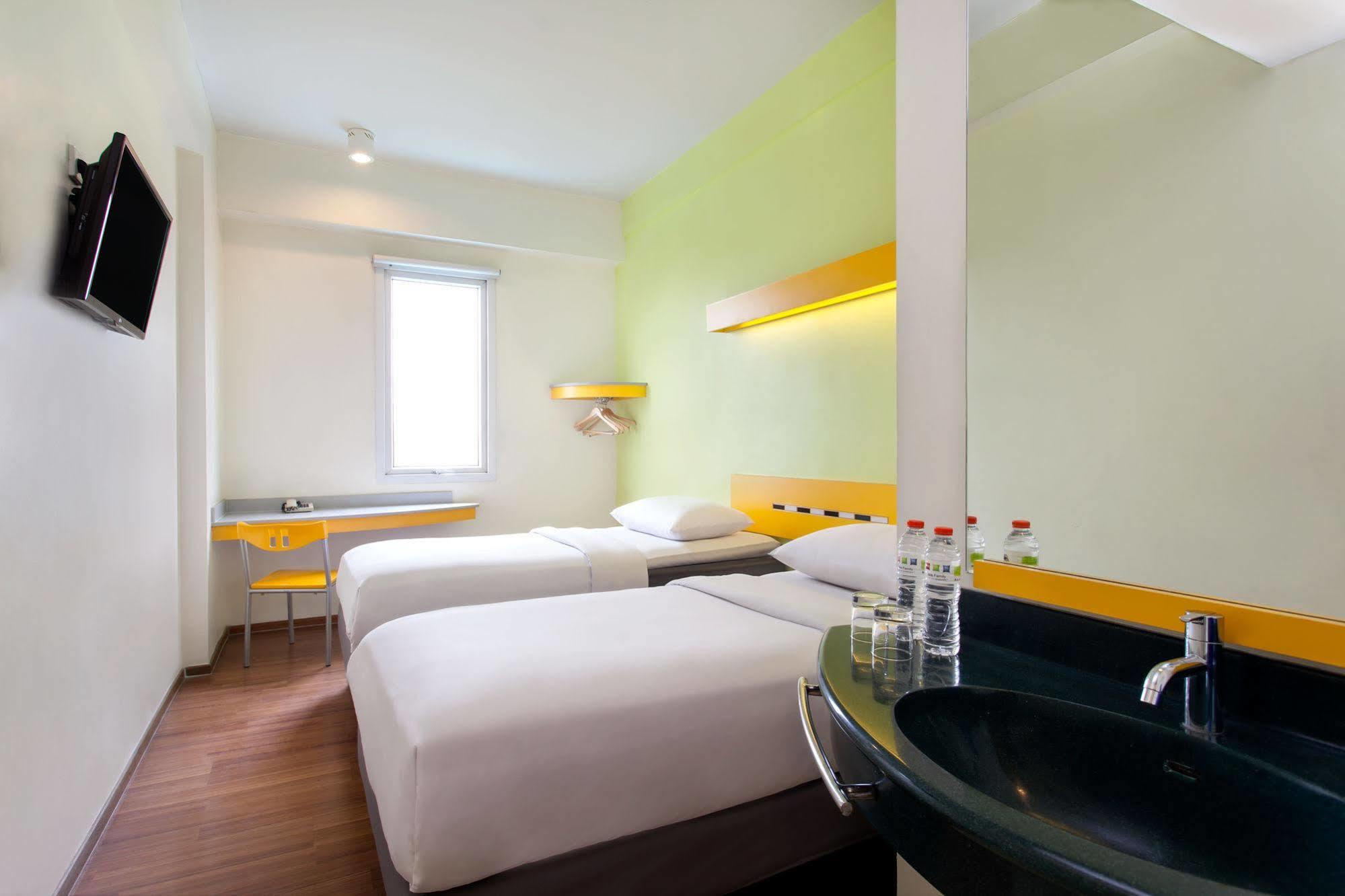 Ibis Budget Jakarta Menteng Екстериор снимка