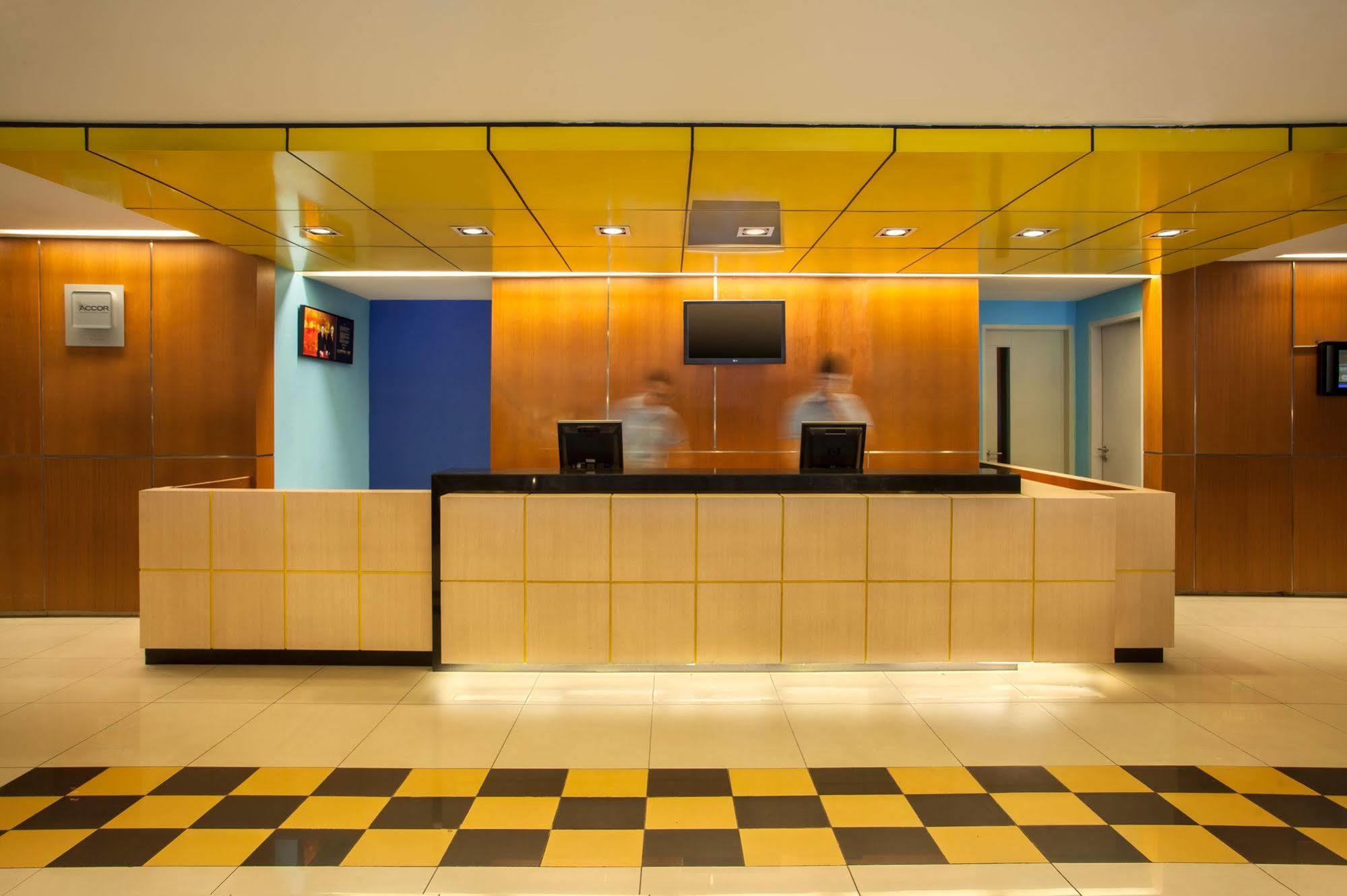 Ibis Budget Jakarta Menteng Екстериор снимка